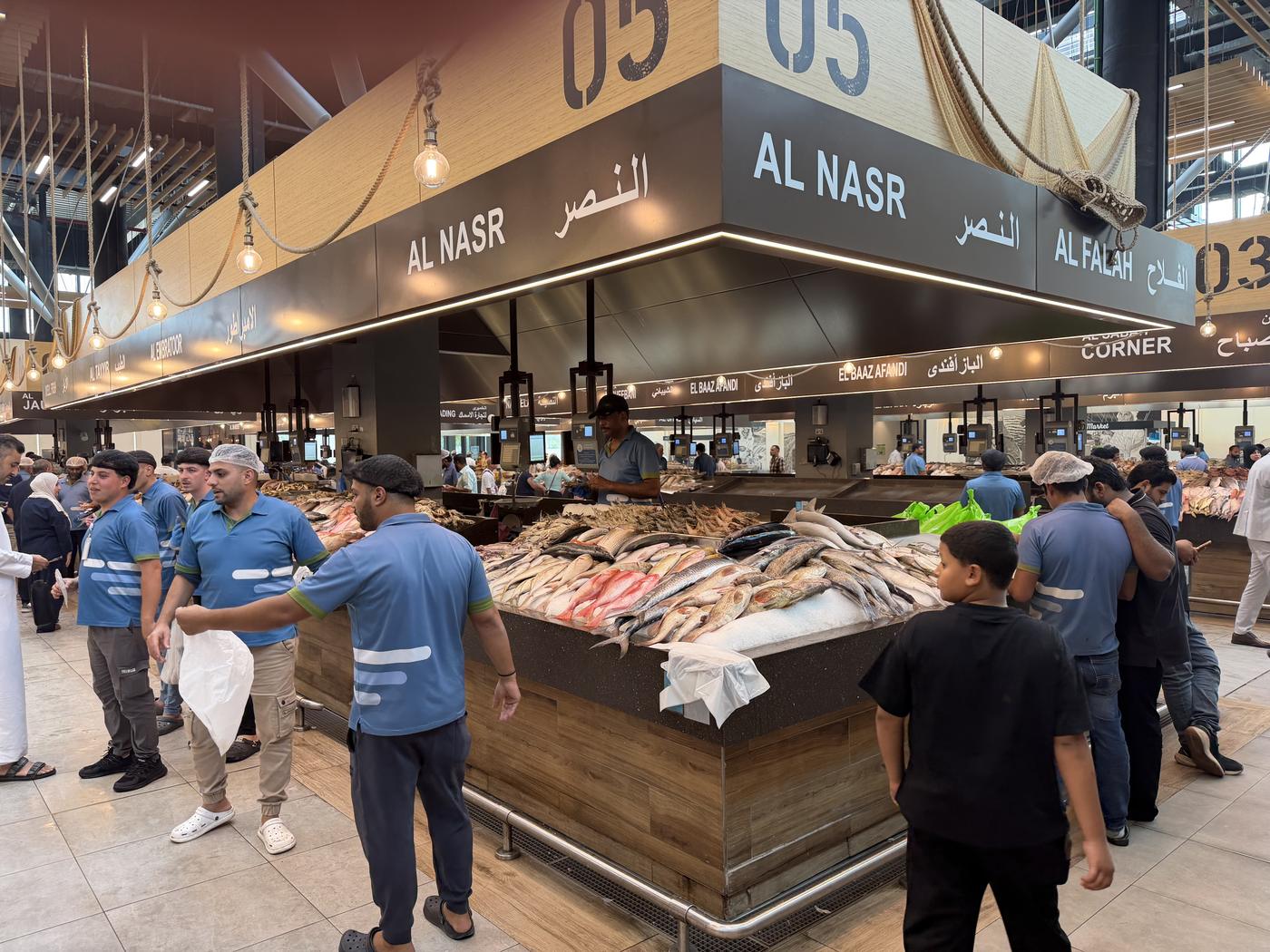 Stand 05 Al Nasr mit Käufern